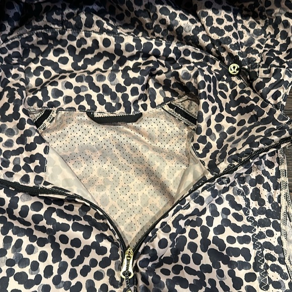 Lululemon. Women’s vest. Leopard print. Size 6. - Picture 2 of 8